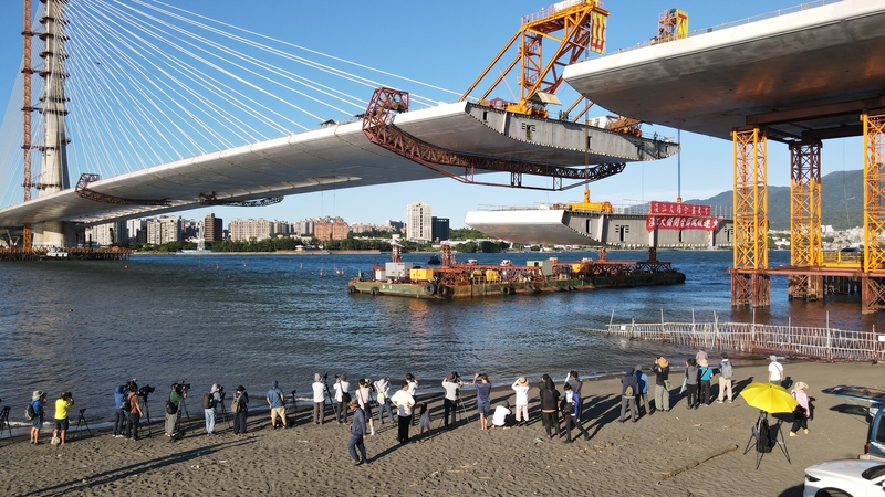 造价32亿淡水大桥合拢 可望明年5月通车