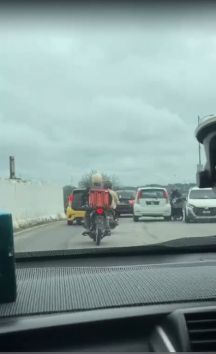 避车龙竟鲁莽驾驶撞摩托车·警方追击肇祸司机下落