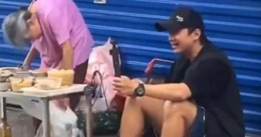 邓超又私访“一毛钱奶奶” 路边陪卖凉菜超暖