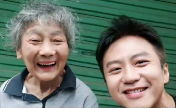 邓超又私访“一毛钱奶奶” 路边陪卖凉菜超暖