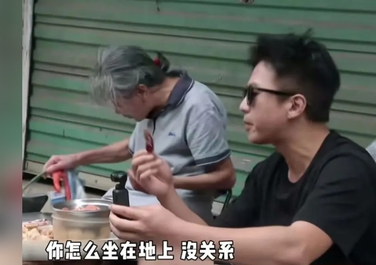 邓超又私访“一毛钱奶奶” 路边陪卖凉菜超暖