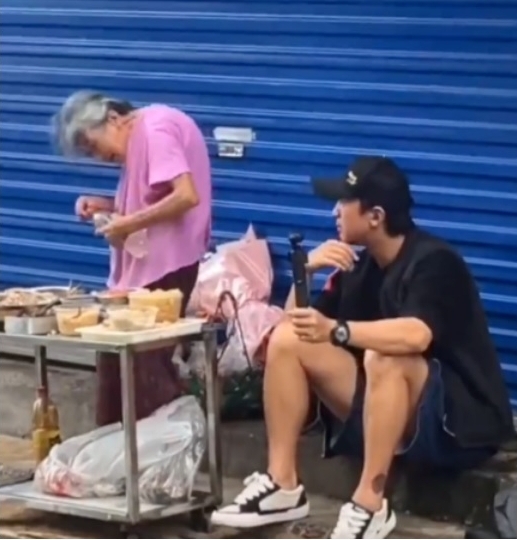 邓超又私访“一毛钱奶奶” 路边陪卖凉菜超暖