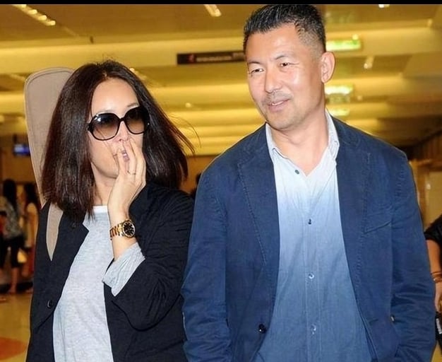 那英老公孟桐疑似出轨 与美女亲密依偎并带回家