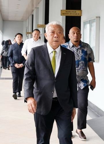 邦莫达夫妻贪污案／“她没说收了280万介绍费” 邦莫达不知道妻子收巨款