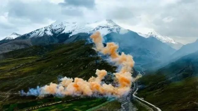 配拚盘)中国艺术家联手祖乌喜马拉雅山放烟花 引发争议