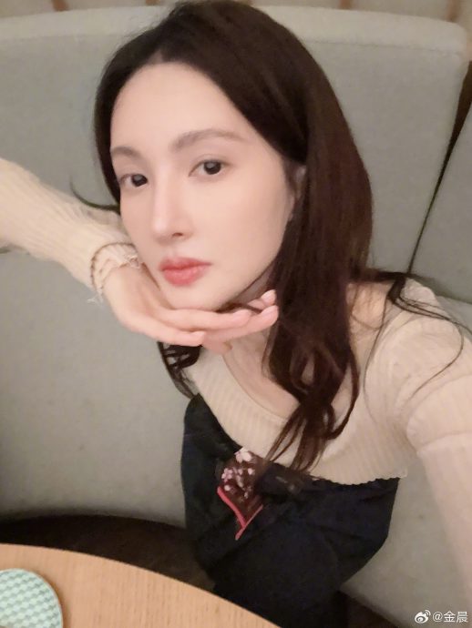 金晨红毯穿着朴素原因曝光 去阿那亚玩临时被抓去走红毯