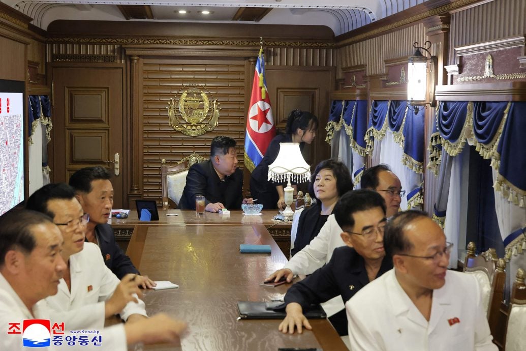 金正恩专列抵平壤 官方照片再现金主爱身影