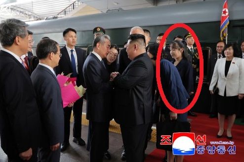 金正恩首次带女儿访外　向世界传递接班人信号