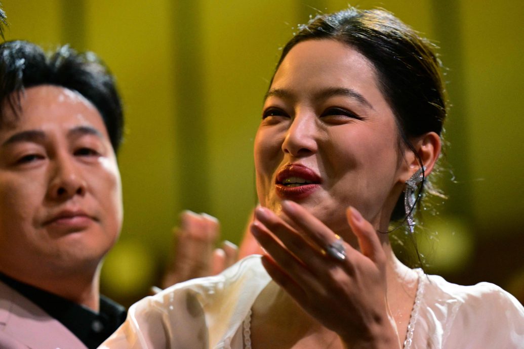 金狮奖爆冷惹质疑 辛芷蕾致谢词过长被催下台