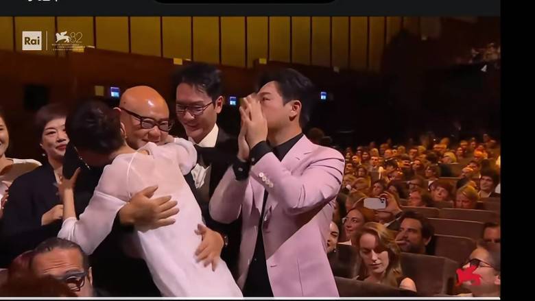 金狮奖爆冷惹质疑 辛芷蕾致谢词过长被催下台