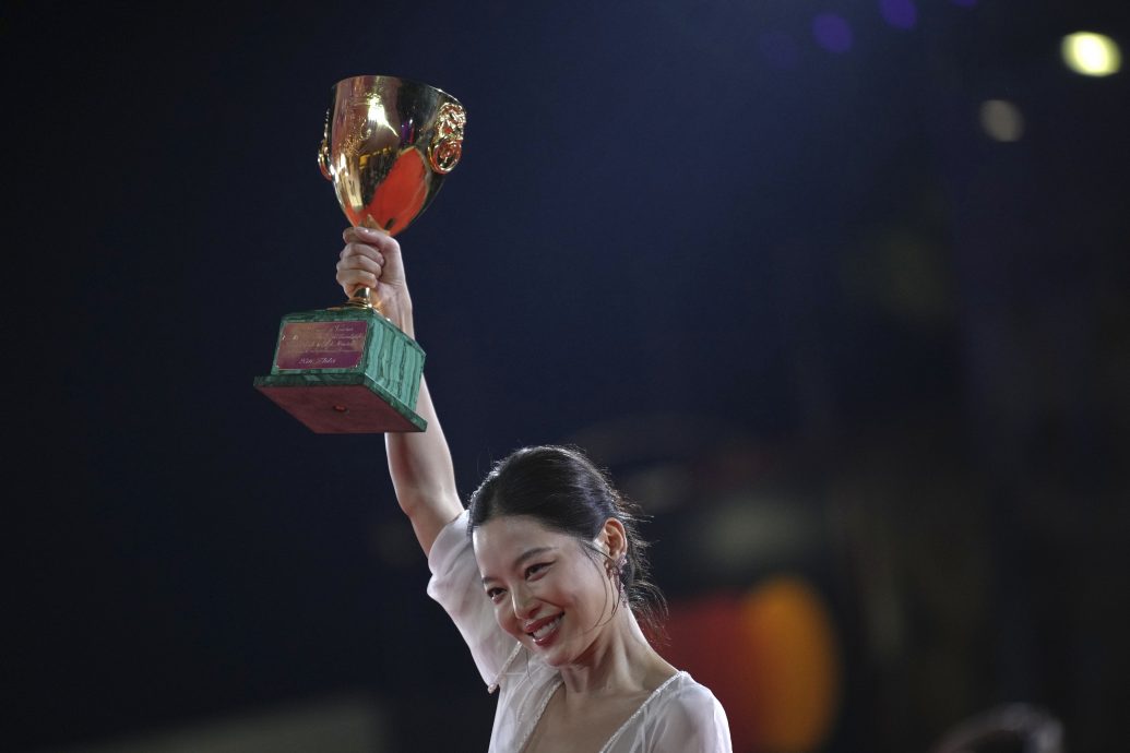 金狮奖爆冷惹质疑 辛芷蕾致谢词过长被催下台