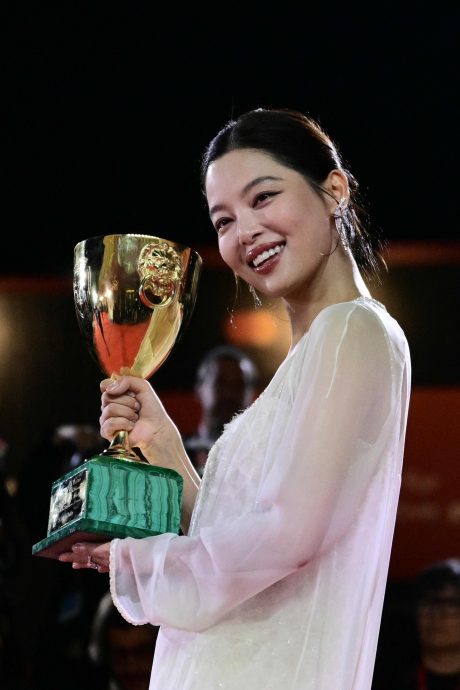 金狮奖爆冷惹质疑 辛芷蕾致谢词过长被催下台