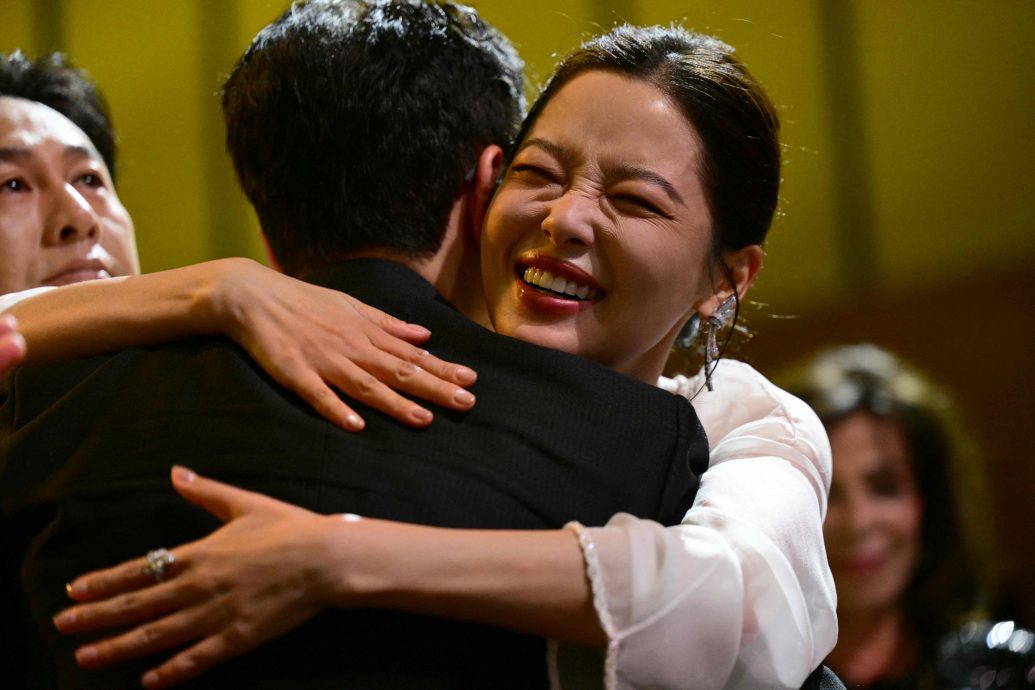 金狮奖爆冷惹质疑 辛芷蕾致谢词过长被催下台