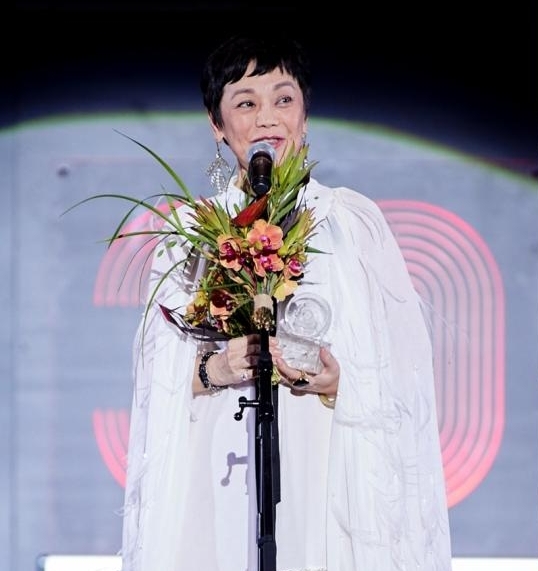 釜山影展|​获山茶花奖全英语致词 张艾嘉：困难成就力量