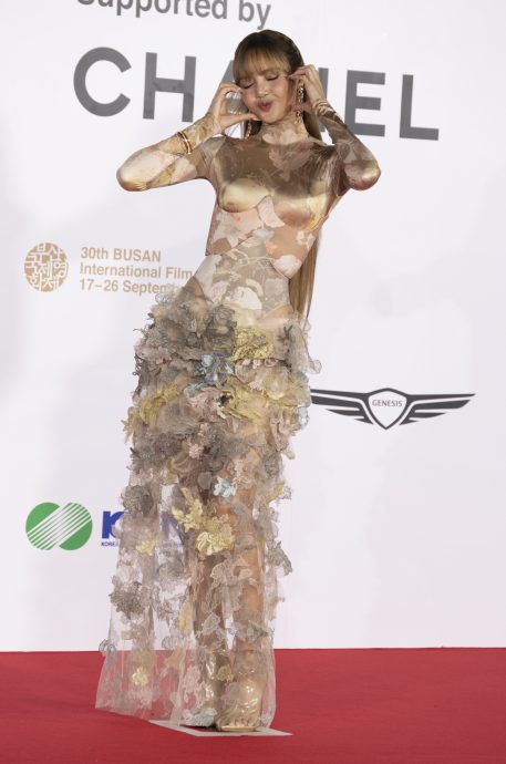 釜山影展|韩韶禧全钟瑞一冷一艳同框 Lisa高定礼服成全场焦点