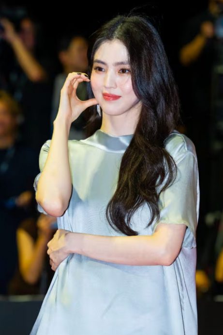 釜山影展|韩韶禧全钟瑞一冷一艳同框 Lisa高定礼服成全场焦点
