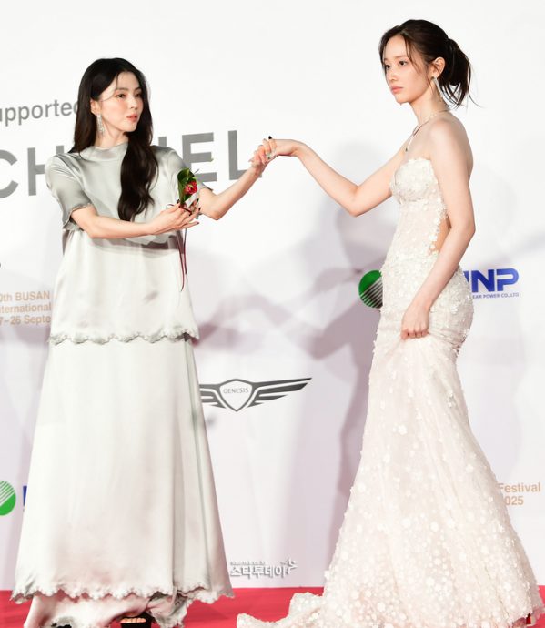 釜山影展|韩韶禧全钟瑞一冷一艳同框 Lisa高定礼服成全场焦点