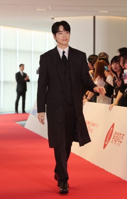 釜日电影奖|李炳宪4封影帝 金高恩摘影后拍视频致谢