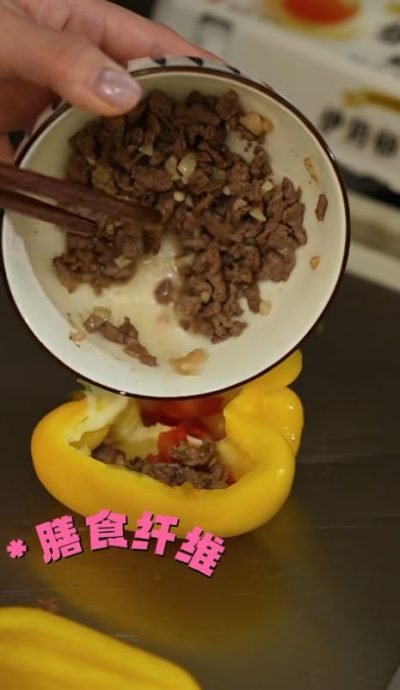 锺欣潼晒神颜教健康餐　网民发现一细节质疑造假