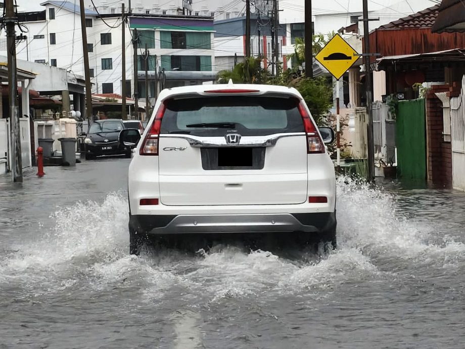 长假首日狂风暴雨·甲市区多处水灾