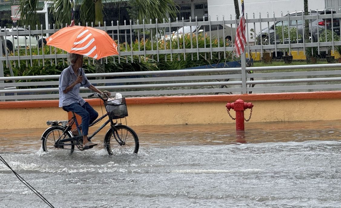 长假首日狂风暴雨·甲市区多处水灾