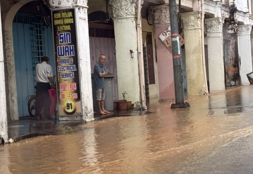 长假首日狂风暴雨·甲市区多处水灾