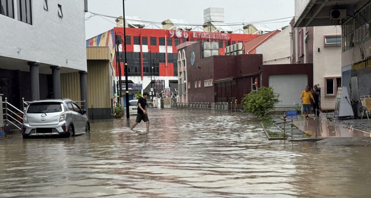 长假首日狂风暴雨·甲市区多处水灾