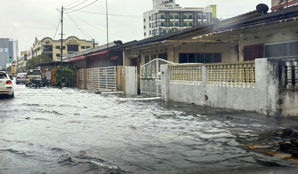 长假首日狂风暴雨·甲市区多处水灾