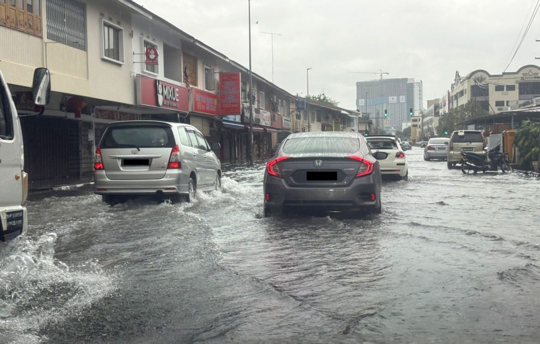 长假首日狂风暴雨·甲市区多处水灾