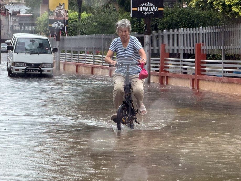 长假首日狂风暴雨·甲市区多处水灾