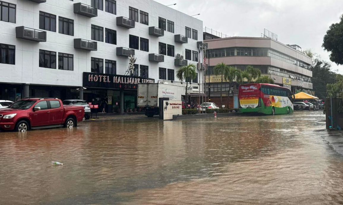 长假首日狂风暴雨·甲市区多处水灾