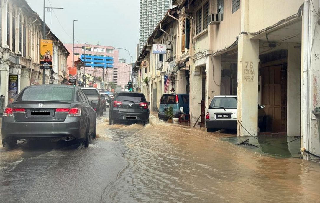 长假首日狂风暴雨·甲市区多处水灾