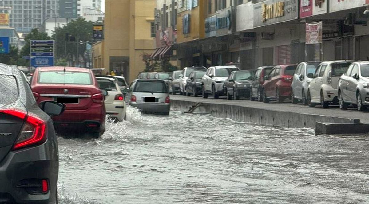 长假首日狂风暴雨·甲市区多处水灾