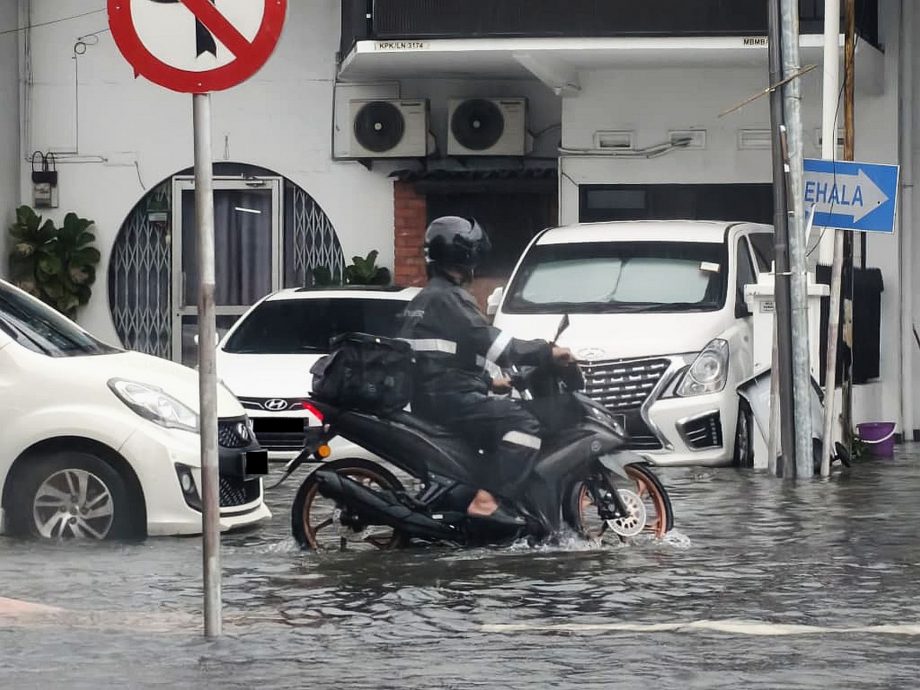 长假首日狂风暴雨·甲市区多处水灾