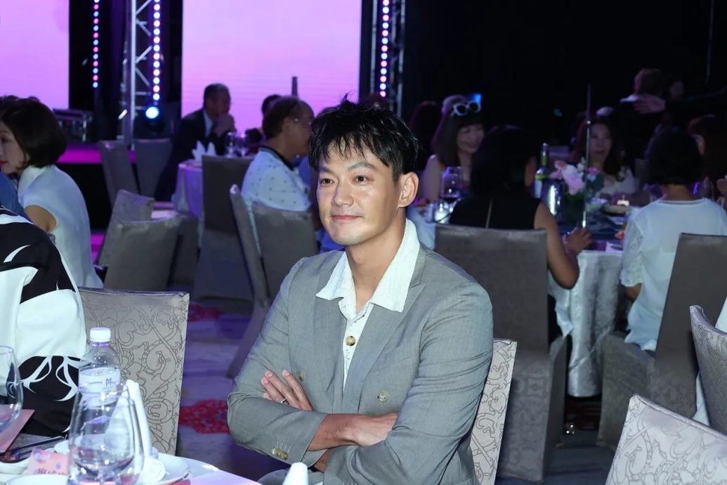 闪兵首露面临阵“龟缩” 威廉躲媒体被围堵