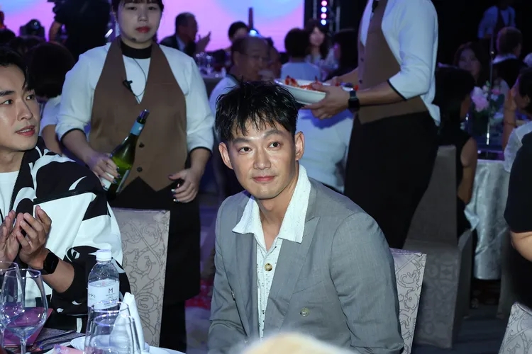 闪兵首露面临阵“龟缩” 威廉躲媒体被围堵