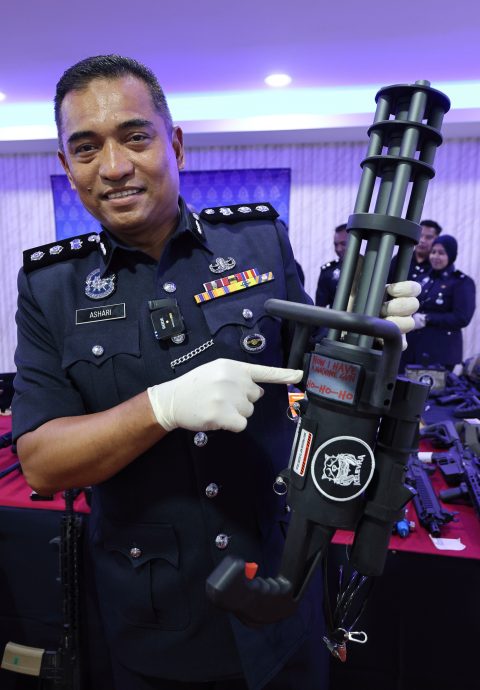 闯海军保留地玩战争游戏,警方扫荡起获价值10万令吉仿真枪捕41人。