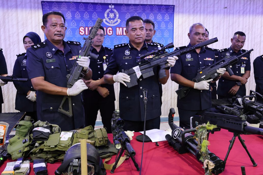 闯海军保留地玩战争游戏,警方扫荡起获价值10万令吉仿真枪捕41人。