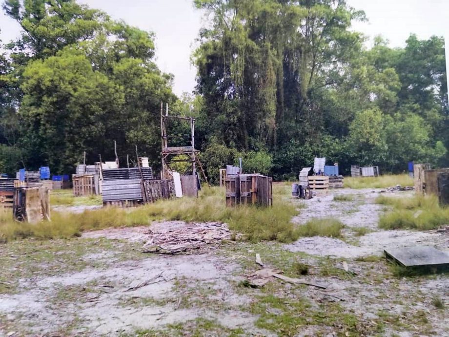 闯海军保留地玩战争游戏,警方扫荡起获价值10万令吉仿真枪捕41人。