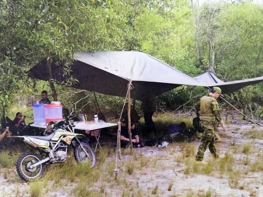 闯海军保留地玩战争游戏,警方扫荡起获价值10万令吉仿真枪捕41人。