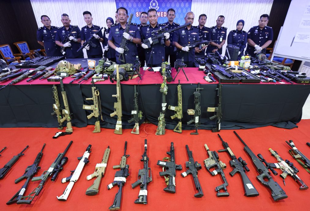 闯海军保留地玩战争游戏,警方扫荡起获价值10万令吉仿真枪捕41人。