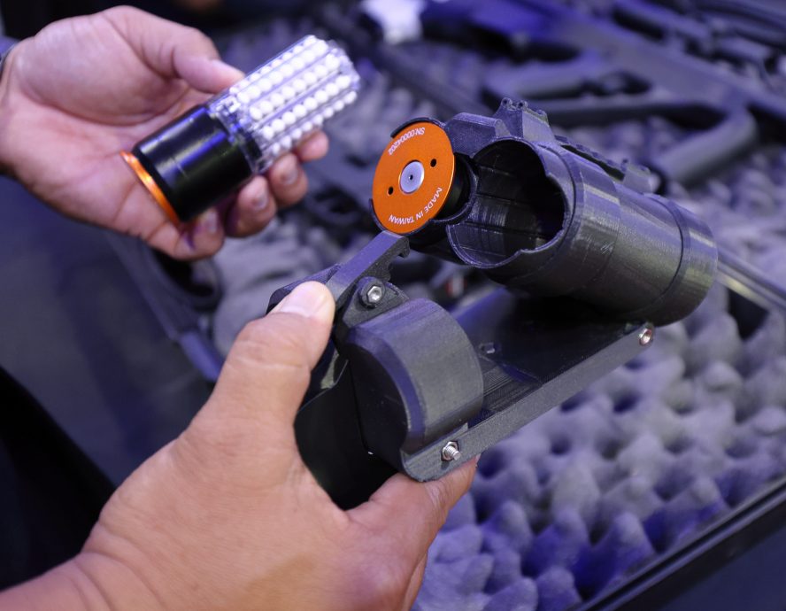 闯海军保留地玩战争游戏,警方扫荡起获价值10万令吉仿真枪捕41人。