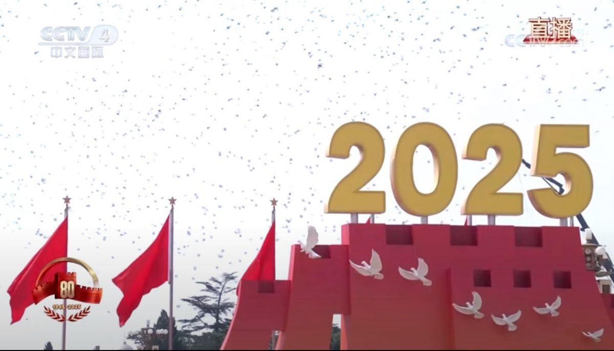 阅兵结束 8万和平鸽、8万气球腾空