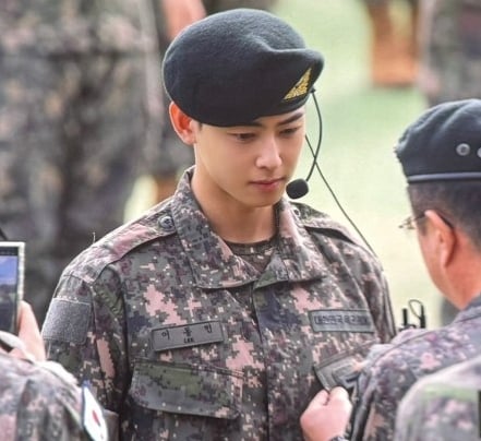 陆军结业式任训练兵队长 车银优帅气英姿被赞爆