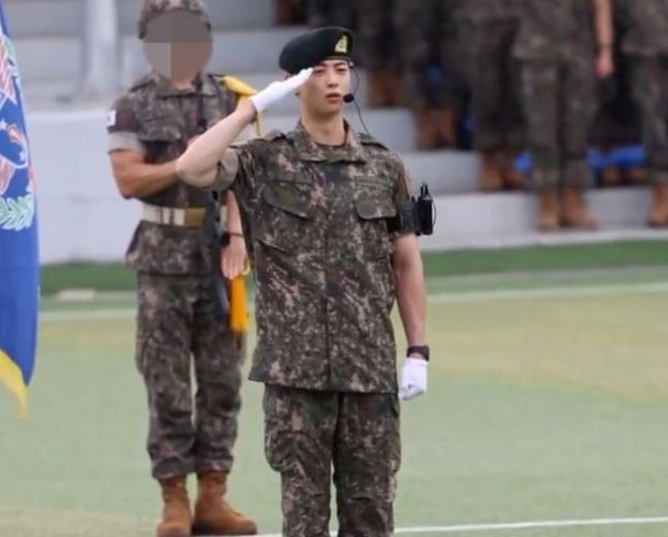 陆军结业式任训练兵队长 车银优帅气英姿被赞爆