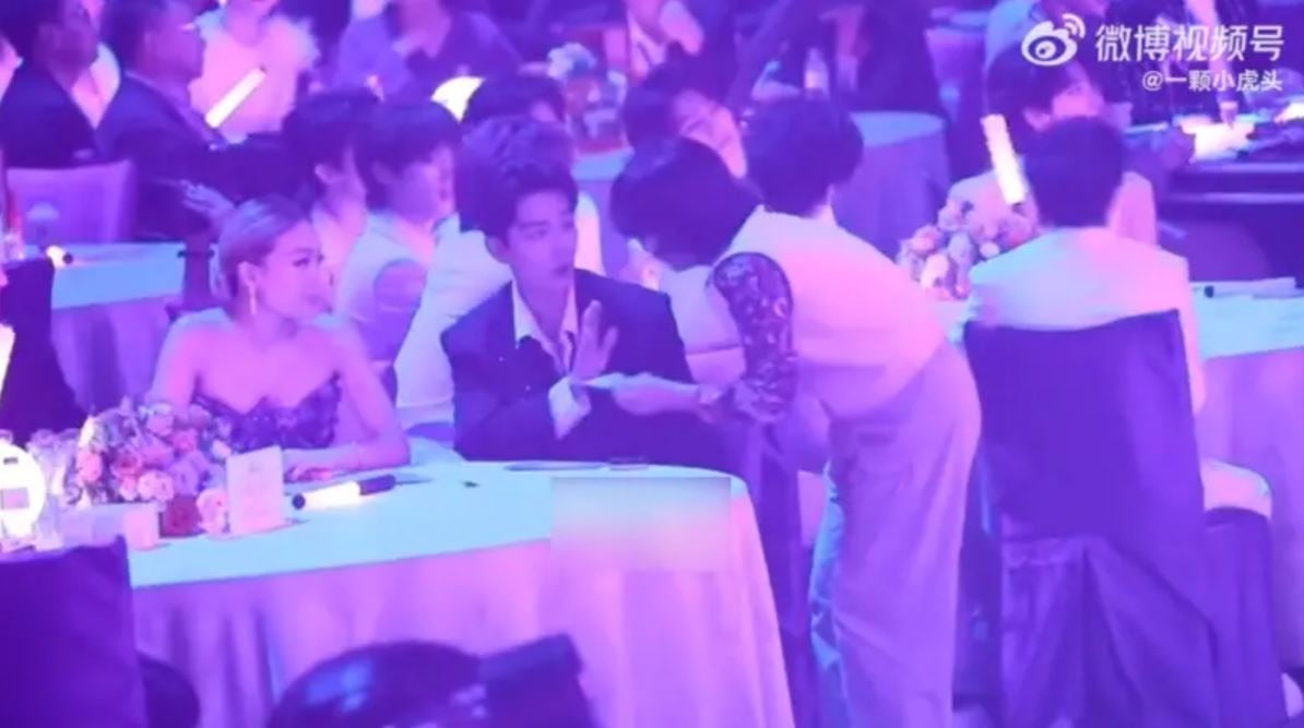 陌生女强索签名 肖战婉拒遭纠缠