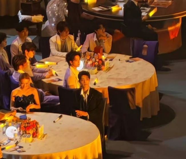 陌生女强索签名 肖战婉拒遭纠缠