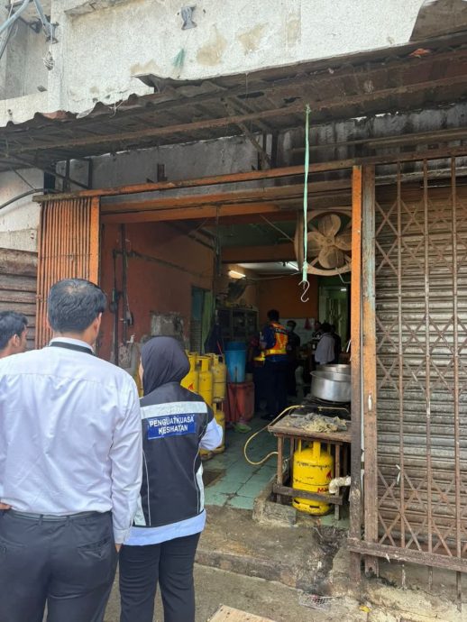 隆市局突击违规屠宰场  充公110只鸡鸭