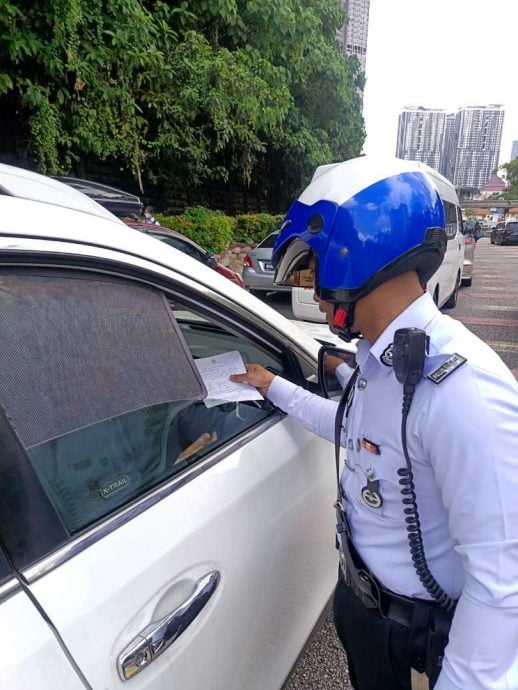 隆警“遵守交通规则行动”已发2077张劝导通知书