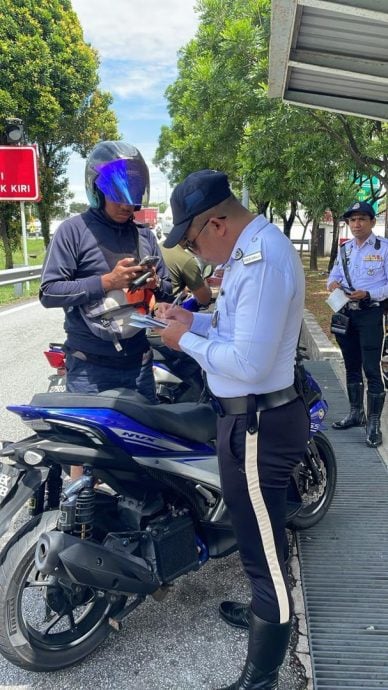 隆警“遵守交通规则行动”已发2077张劝导通知书